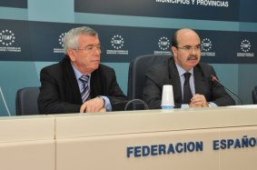 Pedro Castro y Gaspar Zarrías, en la rueda de prensa posterior a la reunión de la Ejecutiva